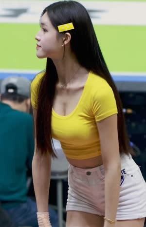 Park Sin-bi cheerleader, light yellow t-shirt