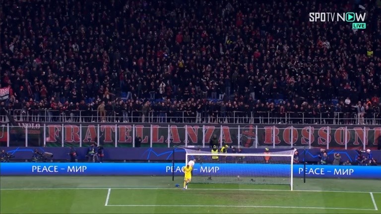 Milan supporters warmly welcome AC Milan vs PSG Donnarumma fake money