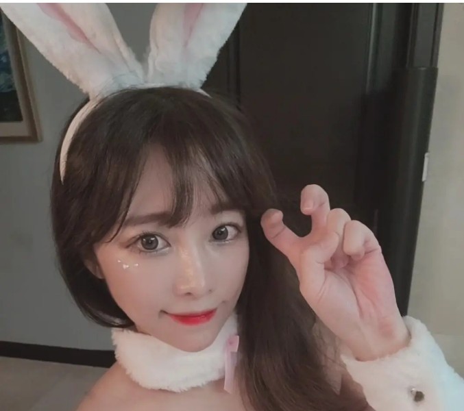Seo Jisoo, who dressed up as a bunny girl, bancel breast bone ㅗ TT