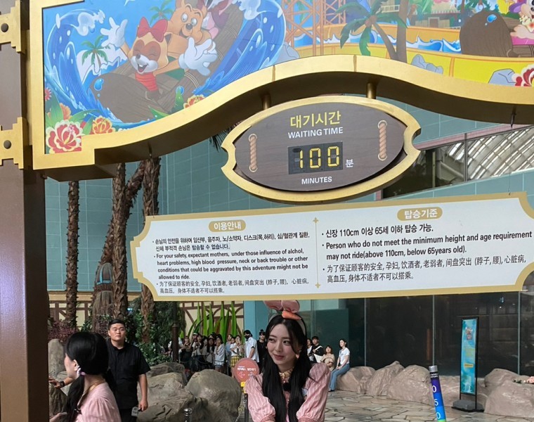 ITZY YUNA is a beautiful part-timer at Lotte World