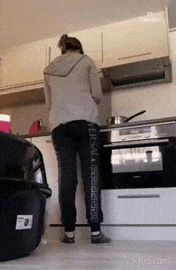 A wife raising a main kun, gif