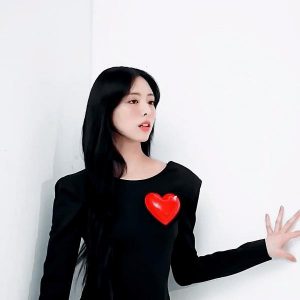 A tight black dress with a red heart on her chest. ITZY YUNA's hip