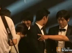 Actor Kim Soo-hyun, who is preparing for a group photo after receiving a popularity award, GIF