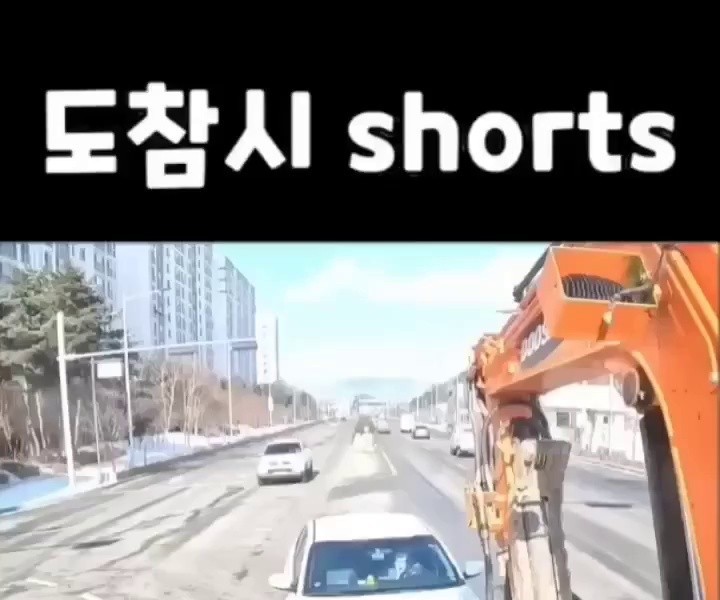 (SOUND)Mrs. Kim trying to fight with the excavator