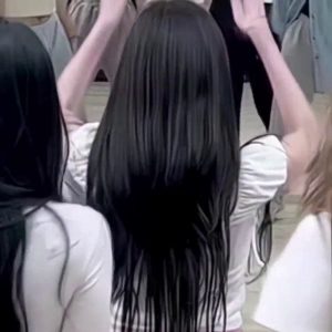 ITZY YUNA is practicing in the mirror. It's a fantastic hip