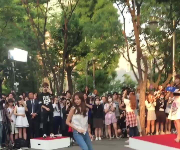 (SOUND)Yui dancing in the middle of Hongdae