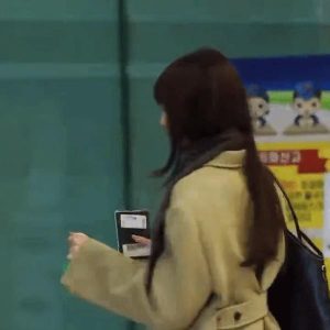 Jang Wonyoung, who broke down while leaving the country