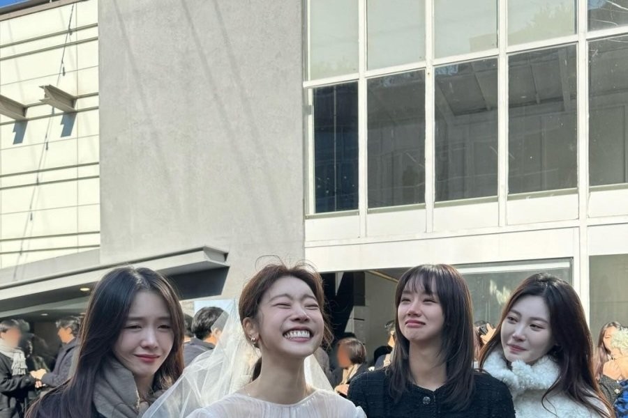 Girls' Day members cry at Sojin's wedding.jpg