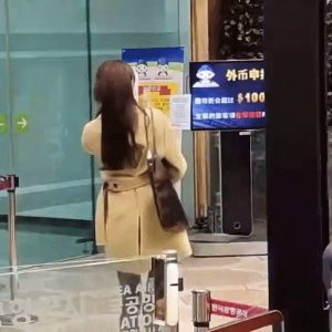 Jang Wonyoung broke down while leaving the country