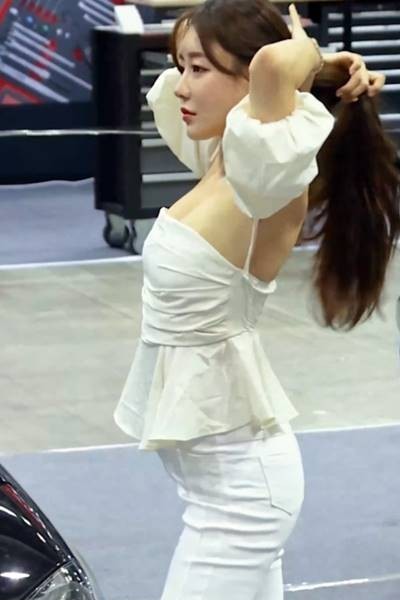 frill off-solder puffed chest line back pants racing model Choi Seul-ki