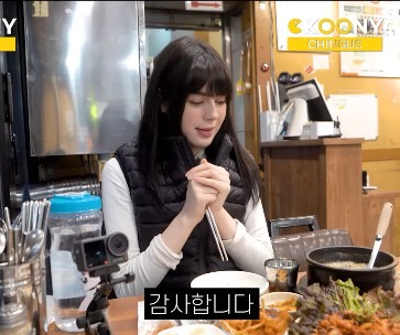 It's the first time I've seen a foreign sister who can't refill side dishes in Korea. CccJPG
