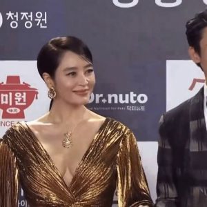 Kim Hye-soo's last red carpet as an MC for the Blue Dragon Film Awards for 30 years