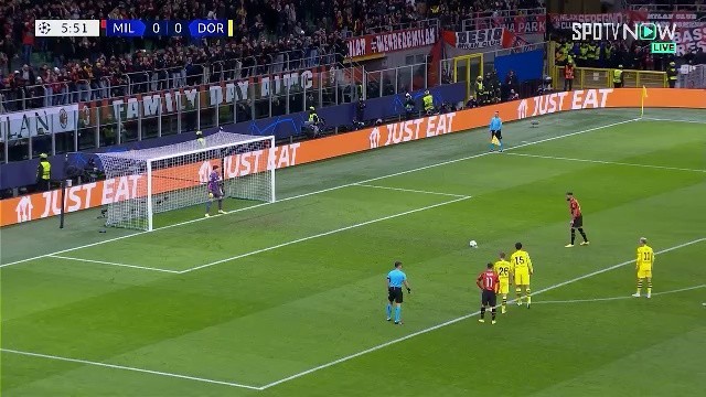 AC Milan vs Dortmund. Giroud Pk. It's clogged (c) C. (c) CCovelle's good defense