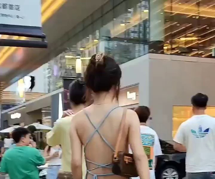 (SOUND)Chinese wives' street fashion that is commonly seen in summer.mp4