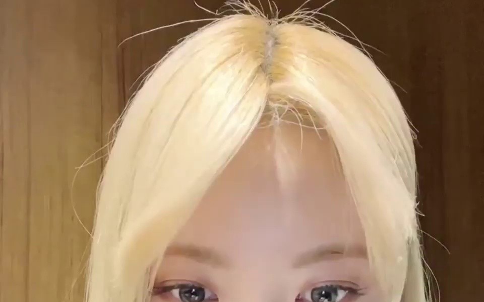 Blonde JAMMIN's cheeks are twitching while doing a live broadcast