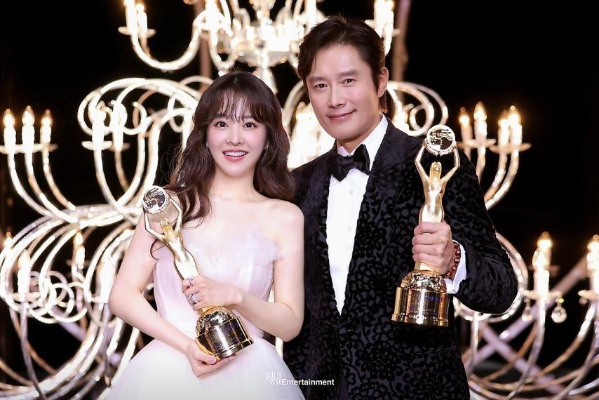 Park Bo-young, Lee Byung-hun behind the Blue Dragon Film Awards