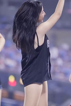 Ha Ji-won's cheerleader running in place. Loose sleeveless gap