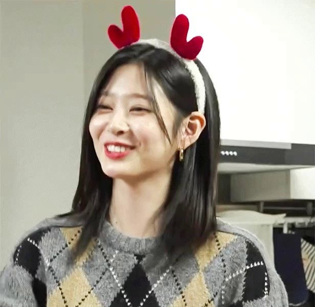 Kim Min-ju with Rudolph headband - next week's omniscient point of intervention