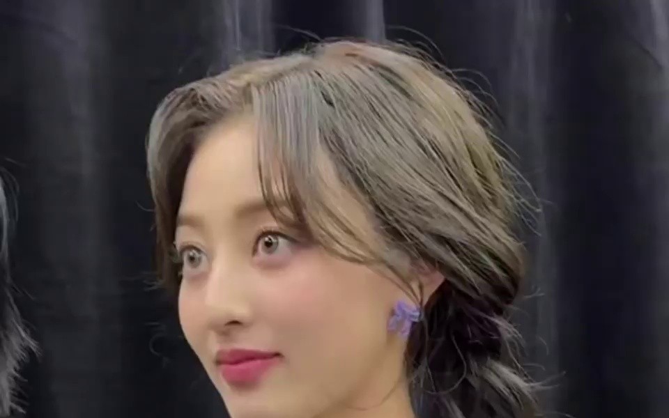 One shoulder loose overalls, white cropped shirt, heavy TWICE Jihyo