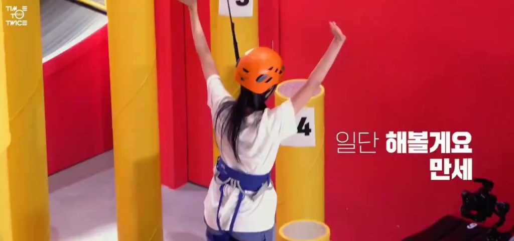 (SOUND)Mina, one of the three scaredy-cowards of TWICE, conquers the stairs
