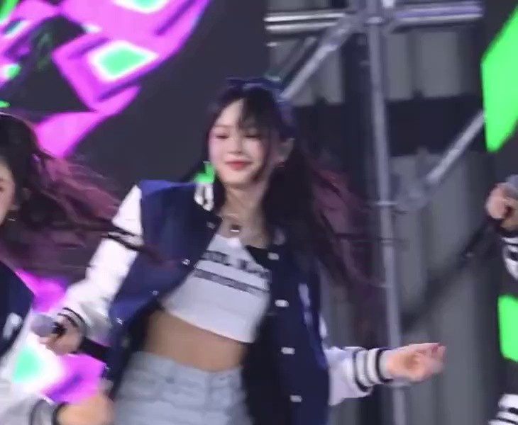 (SOUND)The reason why New Jin's Hani was so excited at the Seoul National University festival lol GIF
