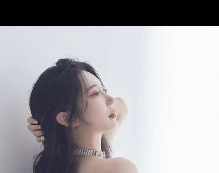 Dj hyunah HyunAru's chest bone exposed Monokini Bikini