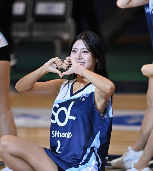 Hello, cheerleader Kim Iseo