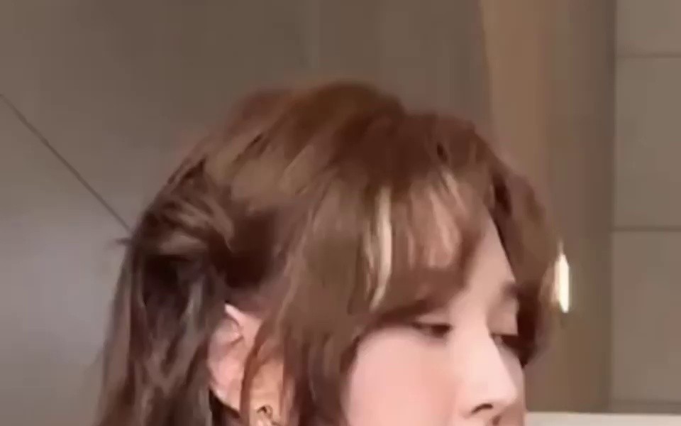 From the side, Red Velvet's Wendy's lovely outfit, shiny bust