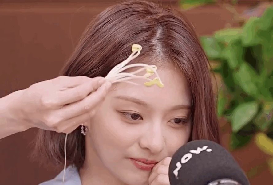 Na Kyung fromis_9 gets hit with bean sprouts