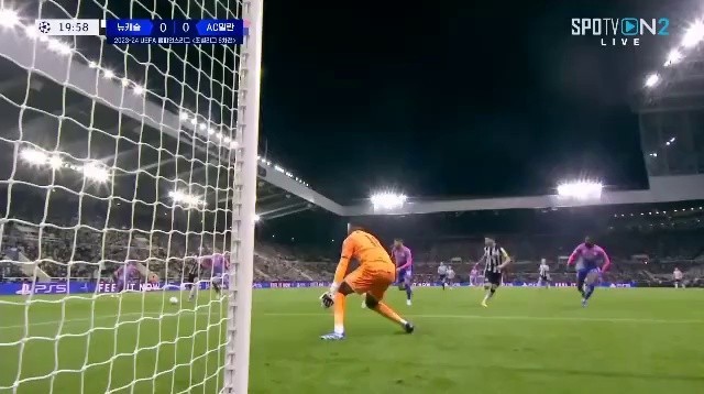 Newcastle v Milan Newcastle scoring chance, but Tomori saves this (c) C. (c) C