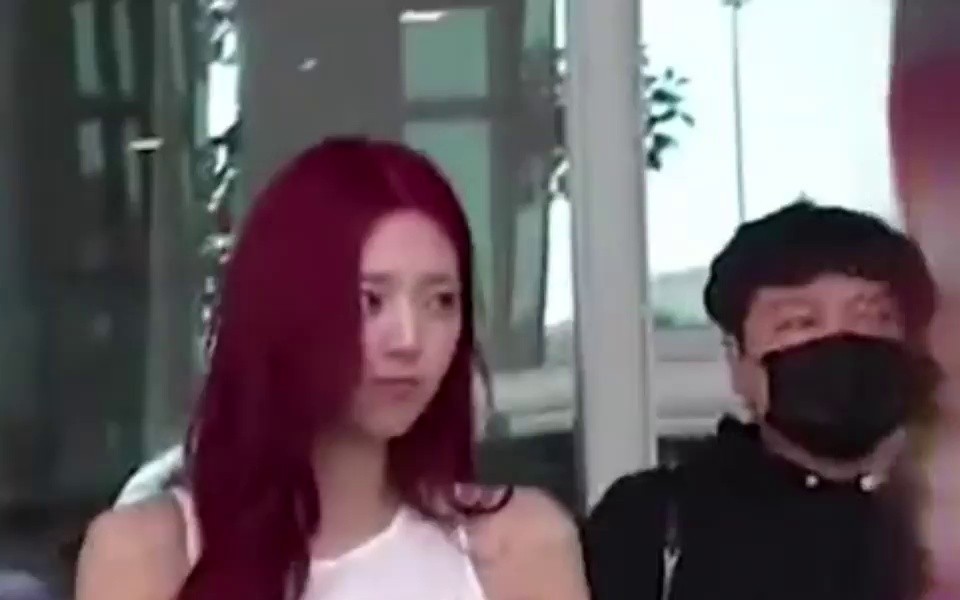 ITZY YUNA, a white sleeveless shirt at the Philippines airport, with an ant waist, navel, and pelvis