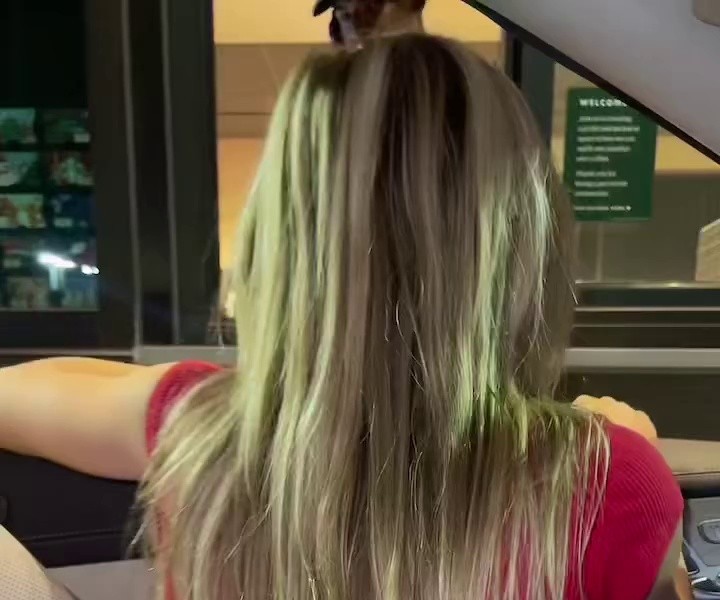 (SOUND)Gif, a girlfriend who gets coffee at the Starbucks drive-thru