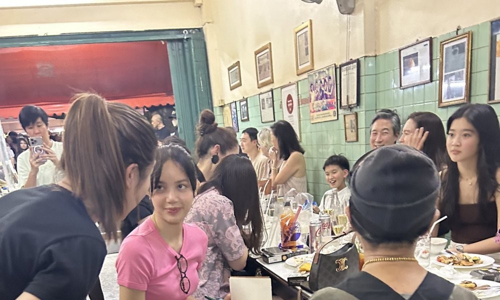 BLACKPINK Lisa and Lee Jaeyong's daughter were caught in Thailand yesterday