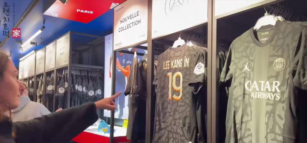 (SOUND)Lee Kang-in feels the popularity of the local psg store