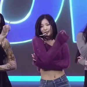 Purple cropped T-shirt, waist, belly, jeans, angry butt, ALICE, SOHEE
