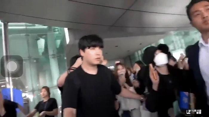 Fan-pushing bodyguard IU gives a warning