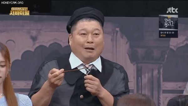 Kang Ho Dong taking ice cream from high school girls