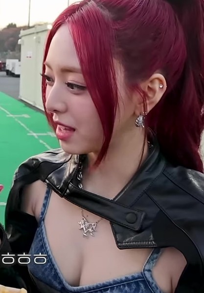 ITZY YUNA with a good angle