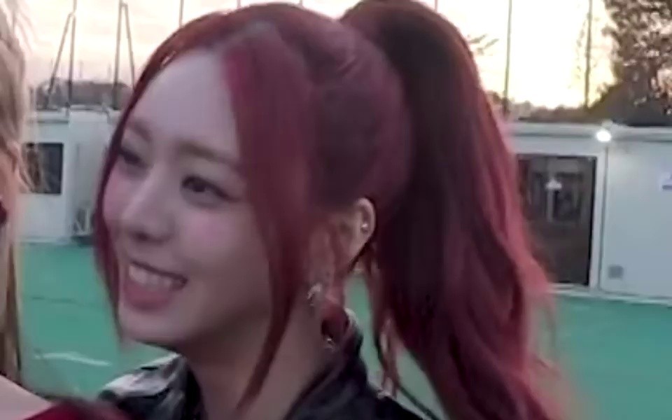 ITZY's red ponytail Yuna Denim's string sleeveless bust from the high angle selfie