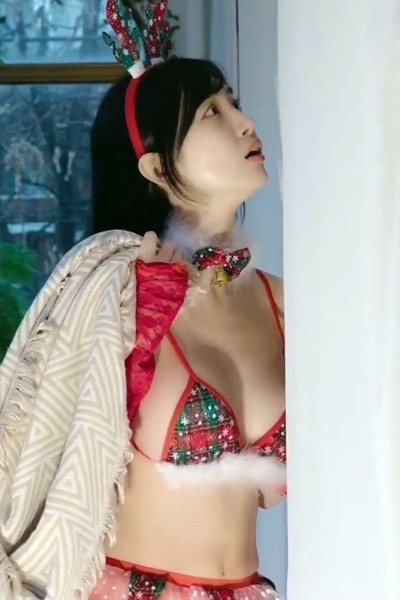 I'm here to give you a present Sexy Santa Roll Coachee Lee Hae-in Bikini Bustbone on the window