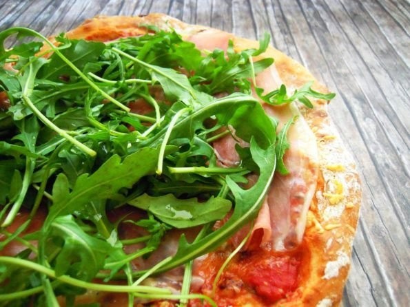 Italy's style of eating pizza is completely different from Korea's