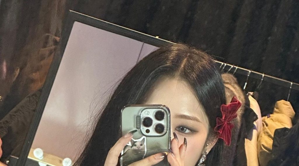 Fromis_9's Noh Jisun who went down to the red tango outfit and did patch bust