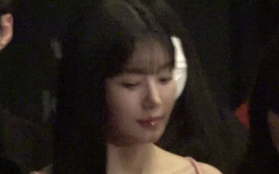 h. Kwon Eunbi's dress is being touched again. gif