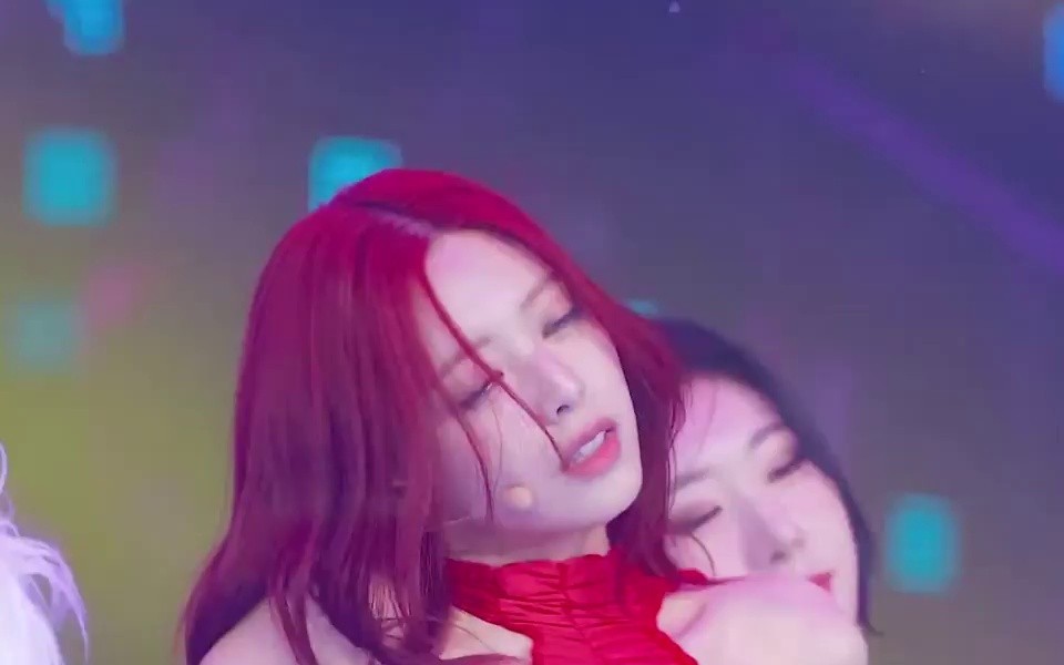 Red halter neck with low sides. ITZY Yuna is shiny