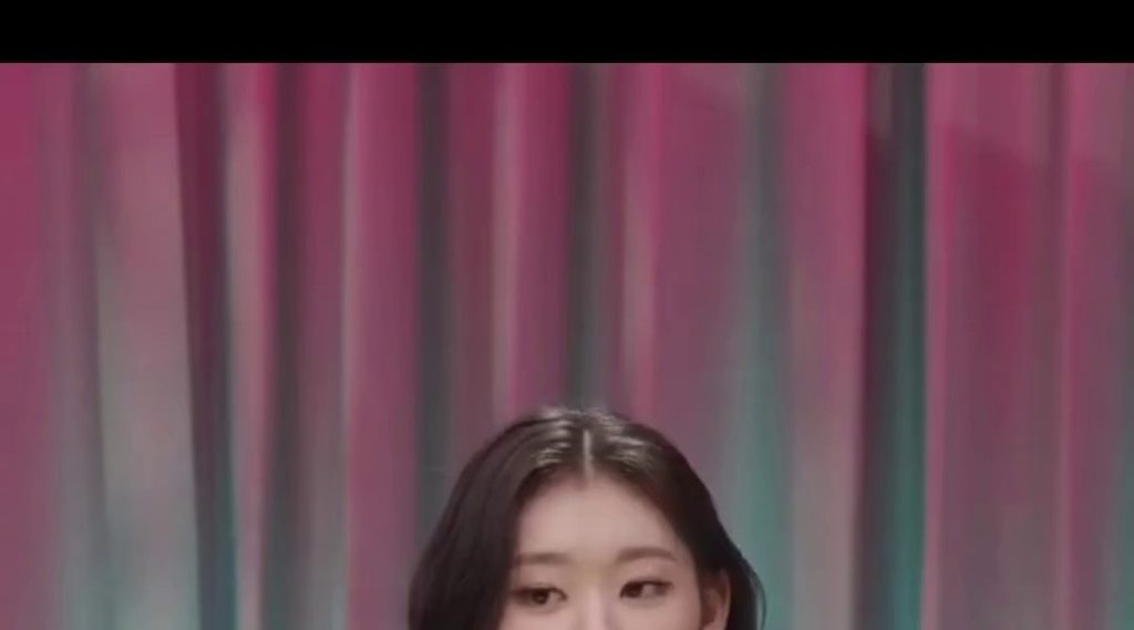 (SOUND)YUNA bragging about her back. Her way of talking is cute. ITZY