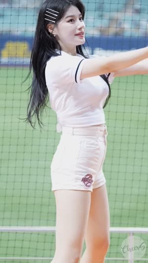 Lee Ye Bin's cheerleader is training the fans