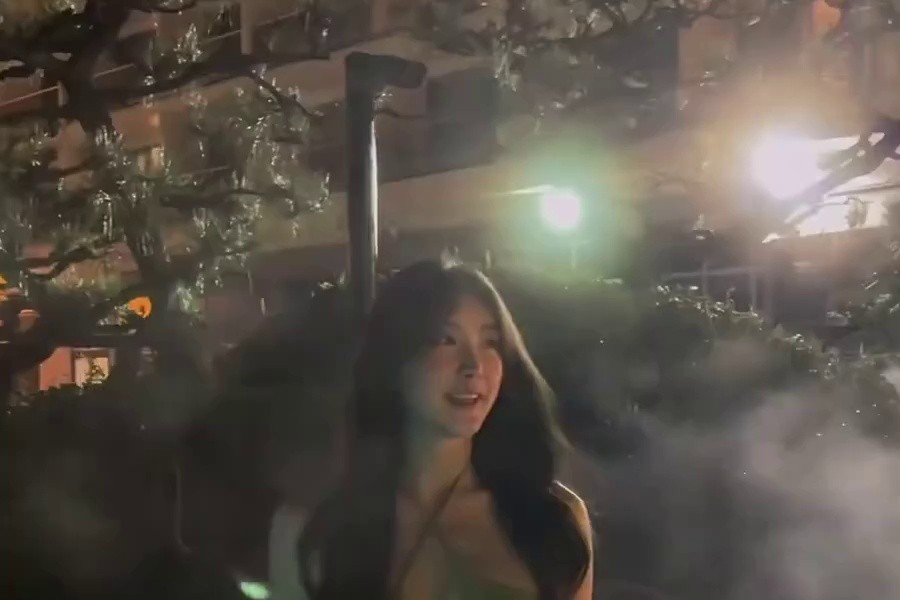 Ahn Ji-hyun's cheerleader, open-air bath halter neck bikini body