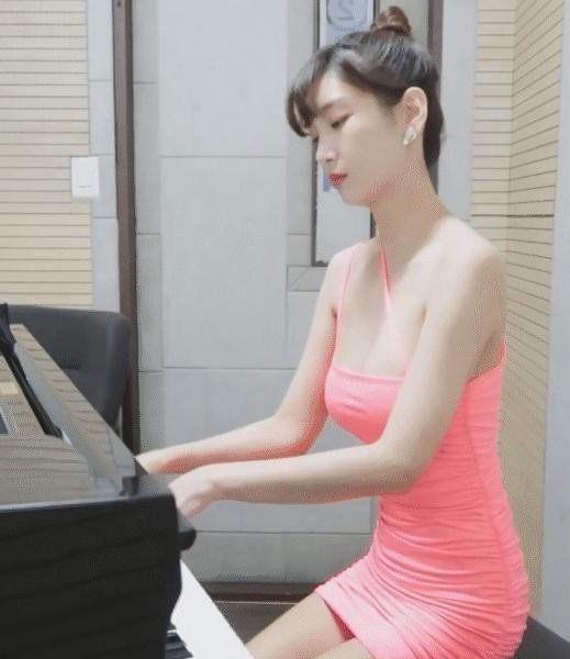 I'm a roll girl who plays the piano, Yeezy Pink Dongtan Missy Look