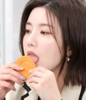 Gwon Eunbi licks dalgona ㅗ (c) C