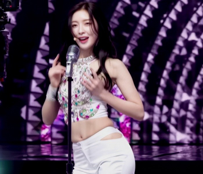 99 Bunny's white pants, shimmering hip underwear line, Arin step